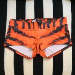 Blackmilk tiger pole shots